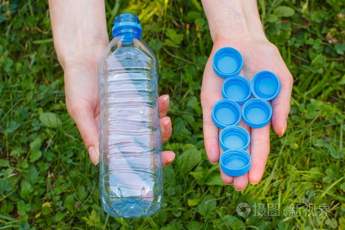 塑料瓶与瓶盖,女人手乱抛垃圾的环境照片-正版商用图片0cxu9k-摄图新