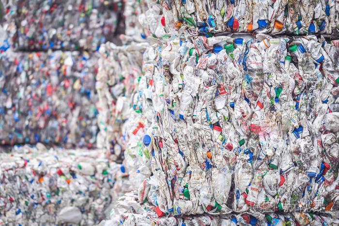 堆放成堆的塑料瓶进行回收废物管理和环境生态